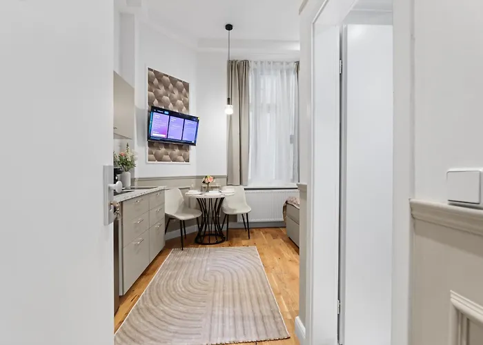 Gemuetliches Mit Hochbett In Charlottenburg * Berlin